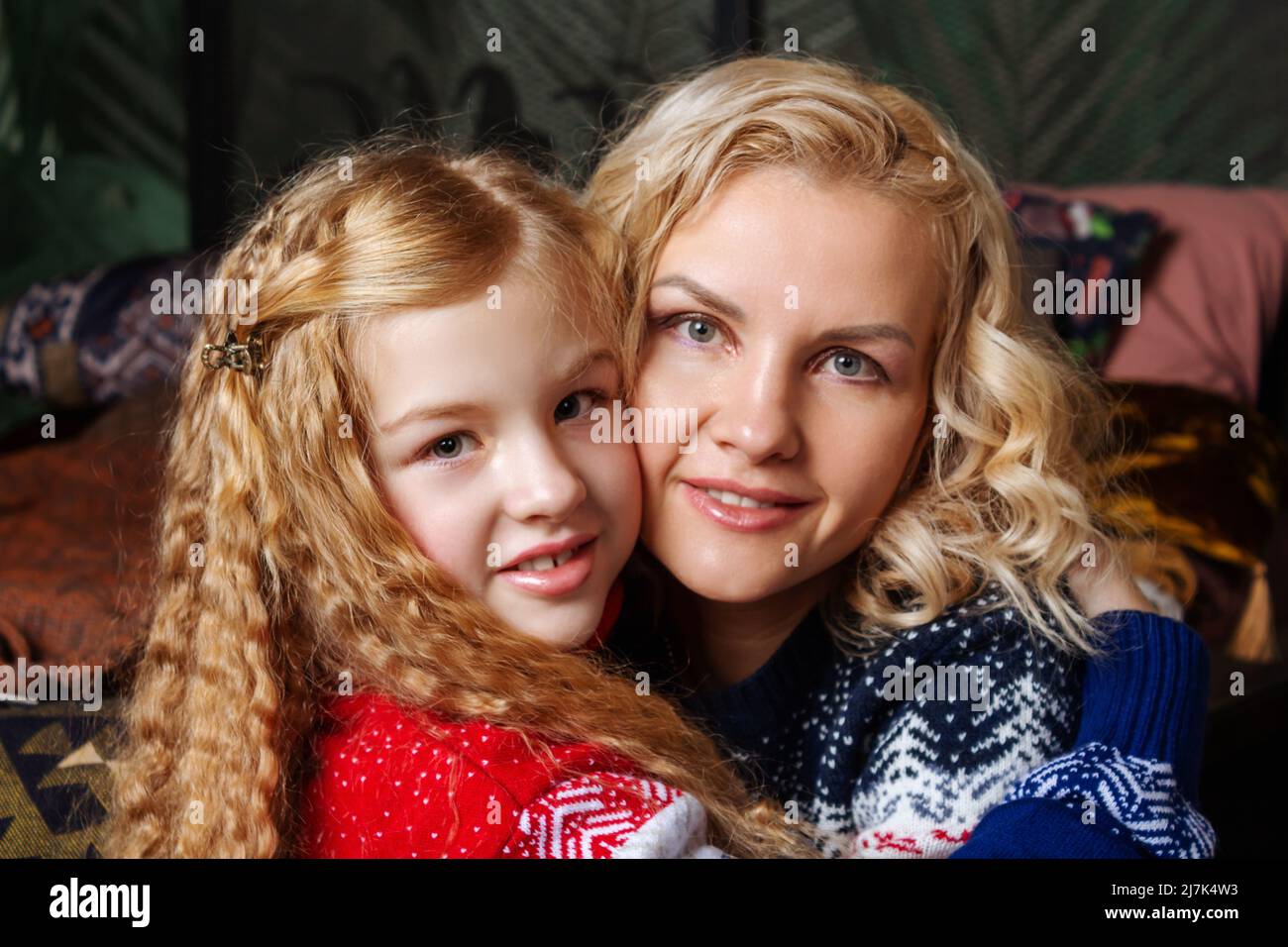 Bella madre e daugther. Abbracciante e sorridente. Foto Stock