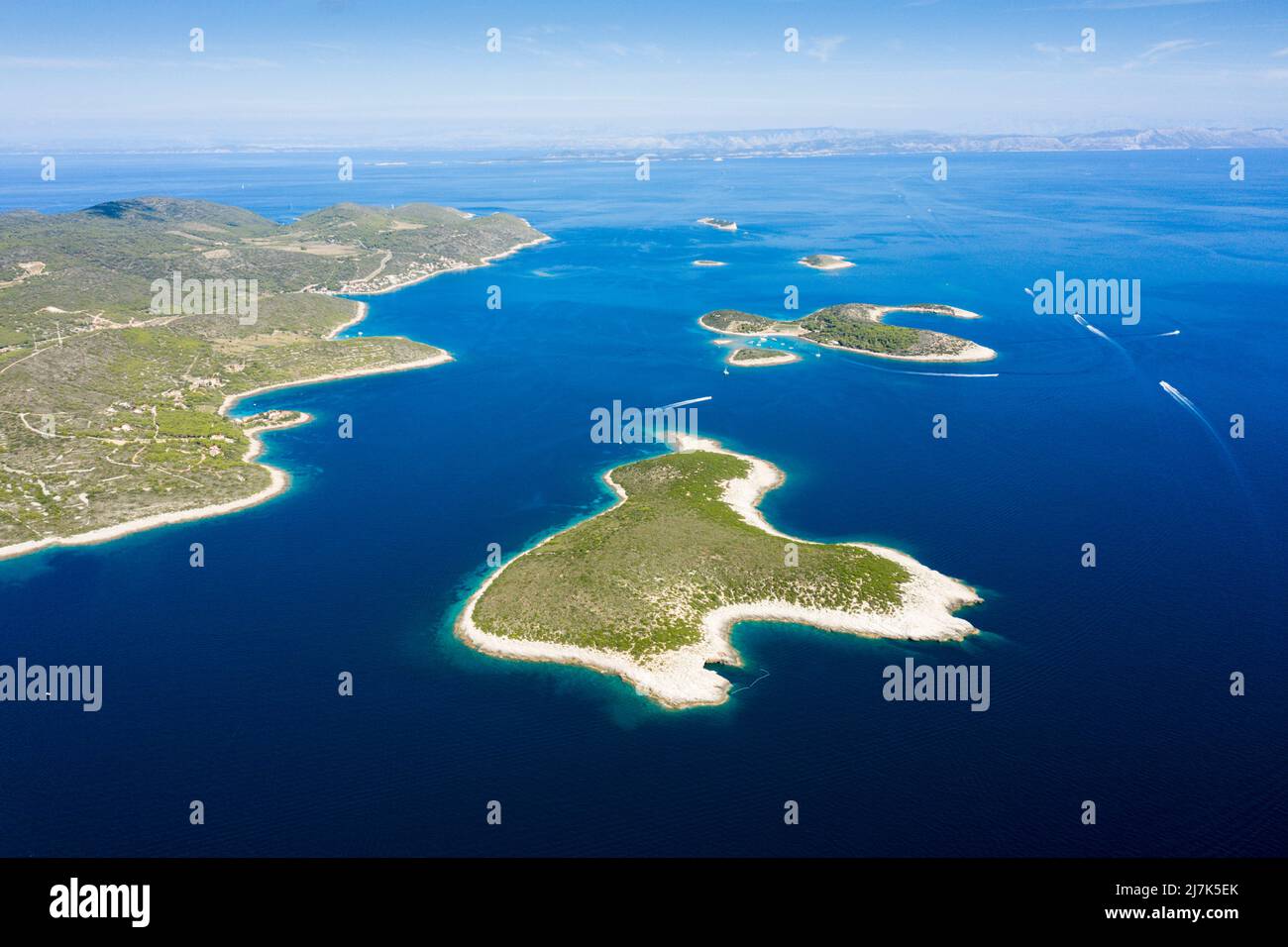 Isola Ravnik e Budikovac a sud dell'isola di Vis, Mar Mediterraneo, Croazia Foto Stock