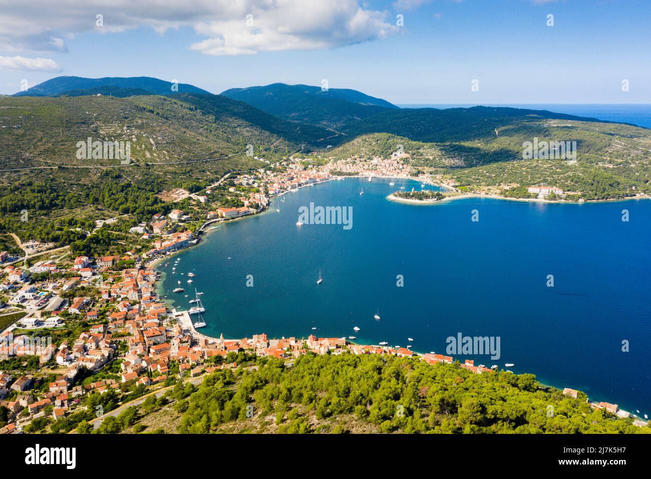 Città e baia di Vis, isola di Vis, Mar Mediterraneo, Croazia Foto Stock
