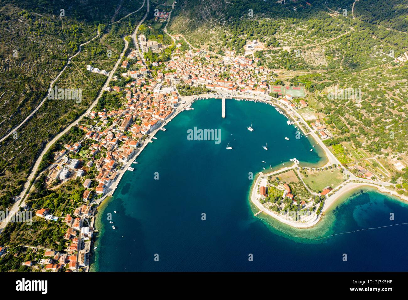 Città e baia di Vis, isola di Vis, Mar Mediterraneo, Croazia Foto Stock