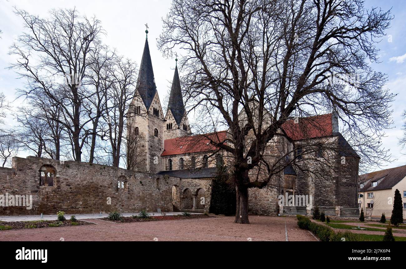 Hecklingen Salzlandkreis Benediktinerinnen-Klosterkirche 74656 errichtet ca 1175-1225 Ansicht von Süd-Südost - der hintere Turm und die Nebenapsis ers Foto Stock