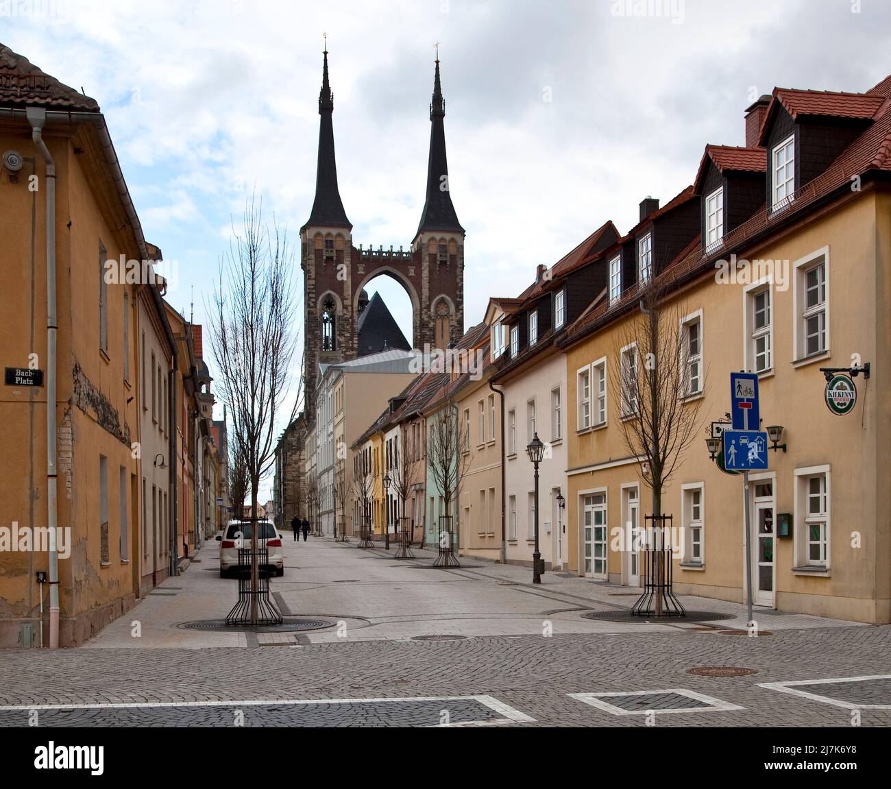 Köthen Anhalt Schulstraße mit Türmen der gotischen Stadtkirche St Jakob 58739 Türme erbaut 1895-97 Blick von Westen Foto Stock