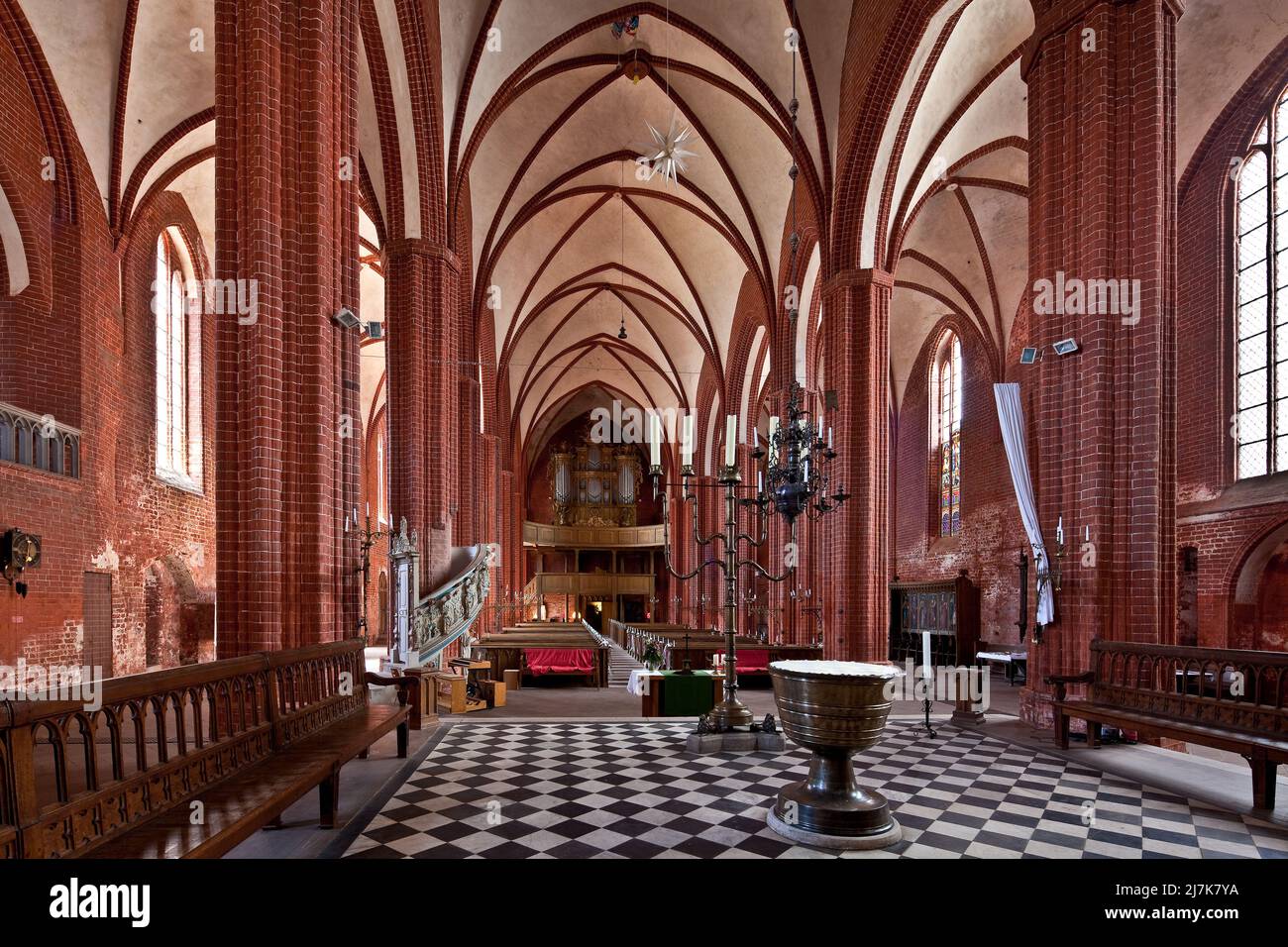 Werben Altmark Stadtkirche St Johannis 87749 Innenraum nach Westen 1412-67 erbaut Standleuchter und Taufe 1487+89 von Hermen Bonstede Kanzel 1602 von Foto Stock