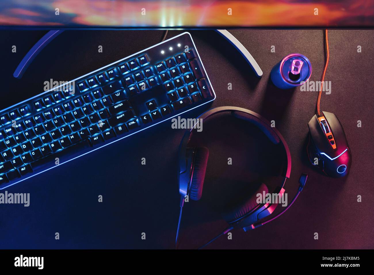 Primo piano di un desktop nero con configurazione di gioco e streaming professionale, tastiera, monitor, mouse per computer, cuffie. Attrezzatura per giocatori pronta per il campionato online e lo streaming. Concetto di Cyber sport Foto Stock