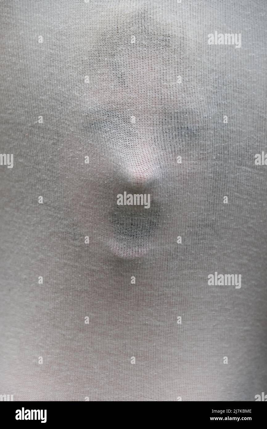 halloween volto di gridare donna nella paura dietro tessuto trasparente, stoffa come fantasma, specter Foto Stock