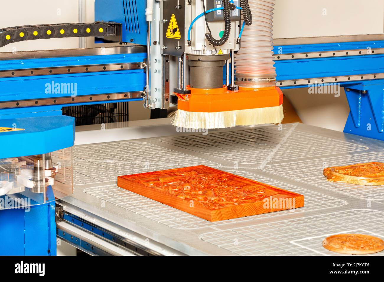 3D fresatrice CNC per la produzione di pannelli decorativi nell'industria del mobile. Foto Stock