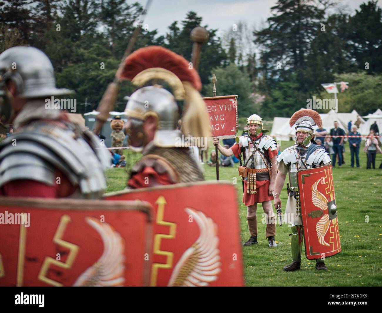 Un ufficiale romano della Legione VIII perfora le sue truppe al No Man's Land Event a Bodrhyddddan Hall, Galles Foto Stock