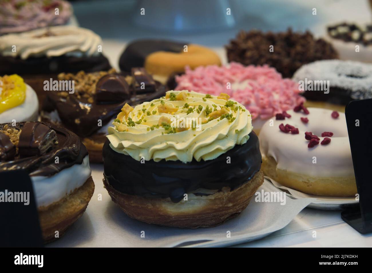 diverse torte nella vetrina del negozio Foto Stock
