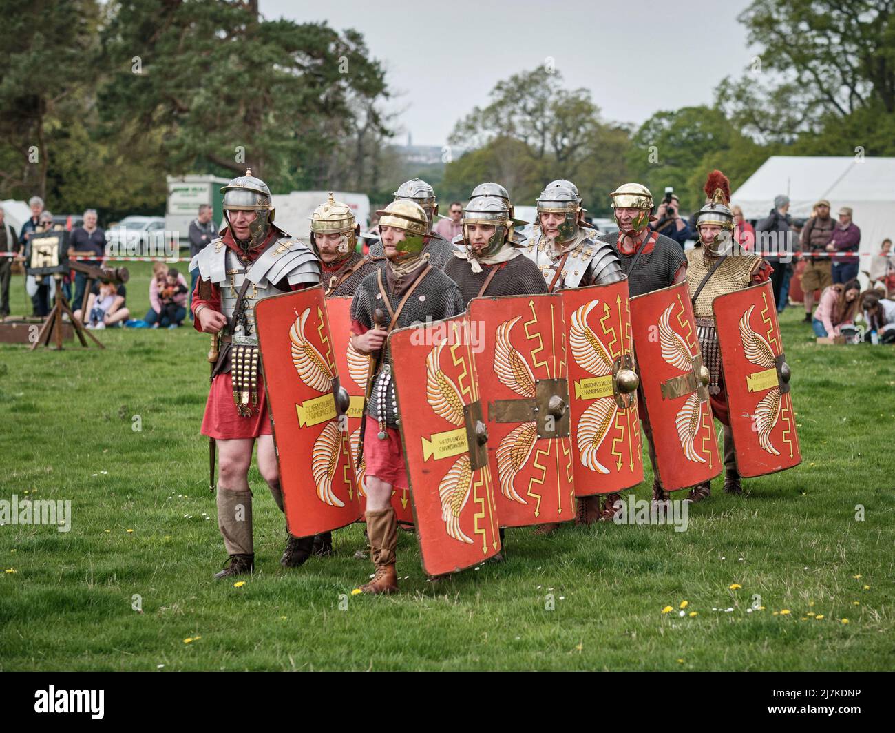 I legionari romani della Legione VIII dimostrano le esercitazioni di marching nell'arena al No Man's Land Event a Bodrhyddddan Hall, Galles Foto Stock