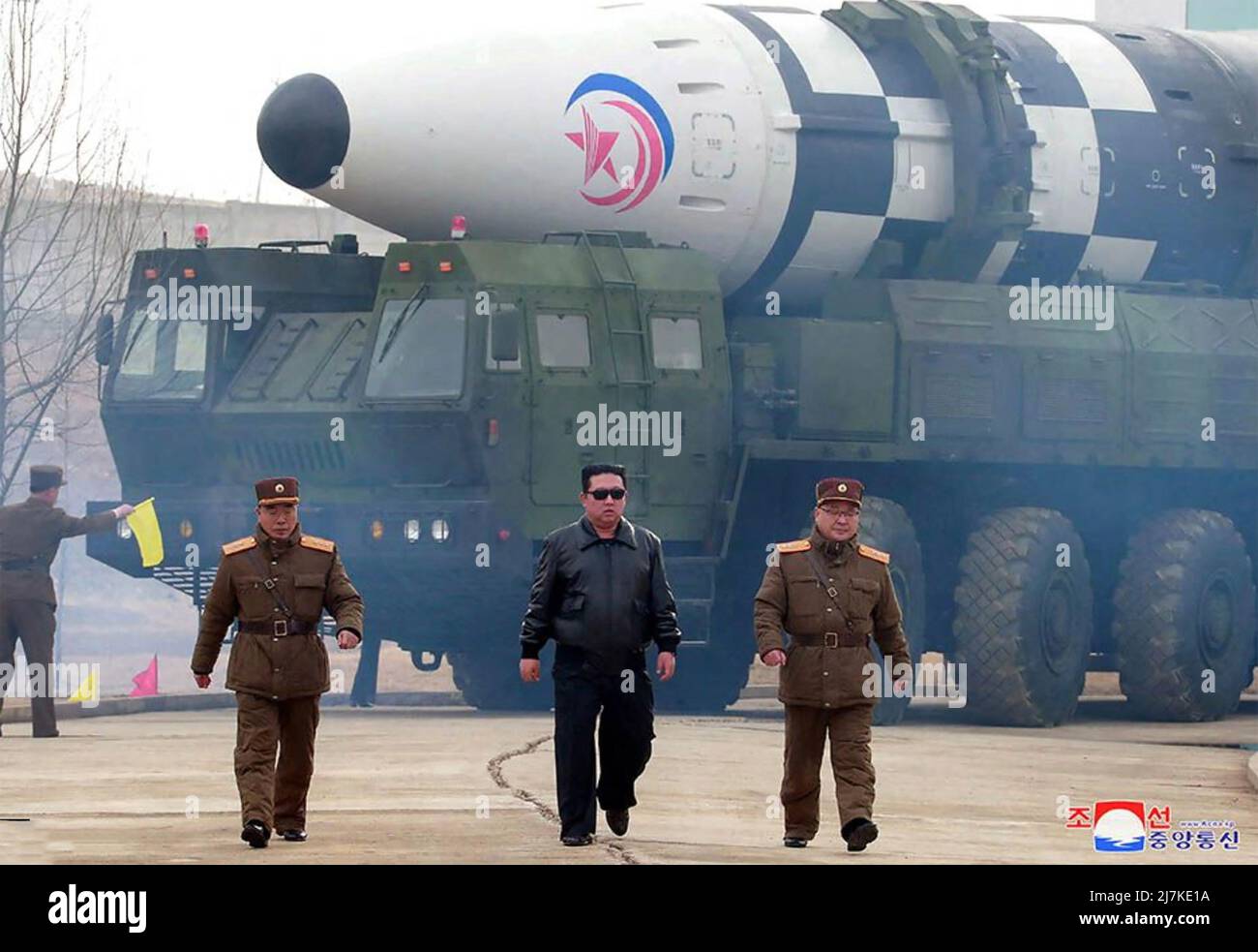 KIM JONG-un in un video nordcoreano che celebra il lancio 24 Mar h 2022 Foto Stock