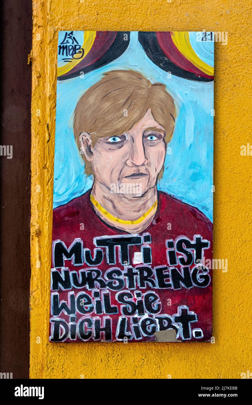 Arte urbana all'esterno dell'edificio a Prenzlauer Berg, Berlino. Pittura del Cancelliere Angel Merkel - Madre è solo rigorosa perché lei vi ama Foto Stock