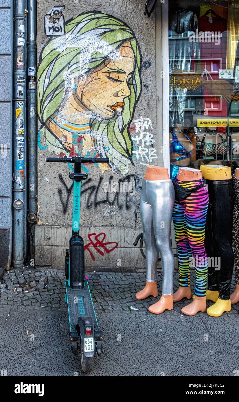 Überraschungsparadies 'Alles für eine Party'. Negozio vende abiti di lusso per una festa a Danzigerstrasse, Prenzlauer Berg, berlino Foto Stock