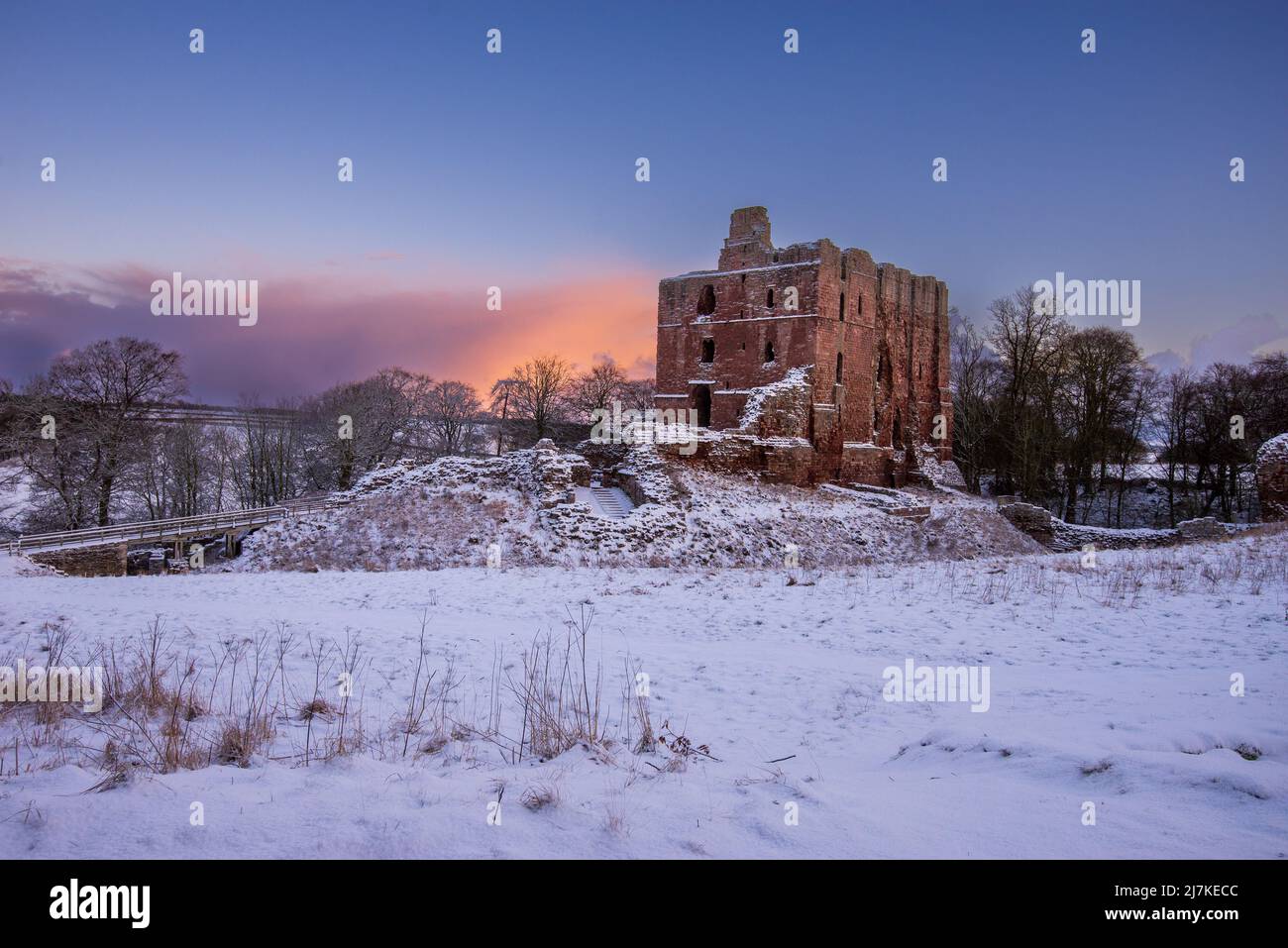 Il castello di Norham uno dei più importanti dei castelli di confine è stato costruito nel 1121 dai Vescovi di Durham una lunga e turbolenta storia ha visto molte famose Foto Stock