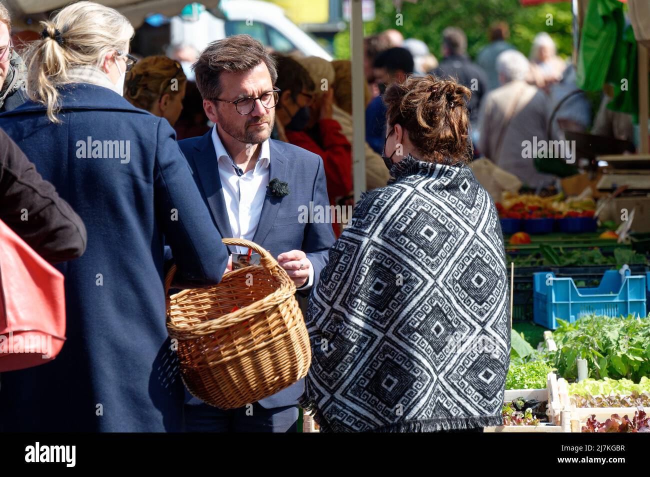 28 aprile 2022, Renania settentrionale-Vestfalia, Colonia: Thomas Kutschaty, il primo candidato della SPD alle elezioni di Stato nella Renania settentrionale-Vestfalia, distribuisce materiale pubblicitario in un mercato di Leverkusen-Opladen. (Alla dpa 'Frikadelle mit Kakao - Wie Wüst und Kutschaty Wahlkampf machen') Foto: Henning Kaiser/dpa Foto Stock