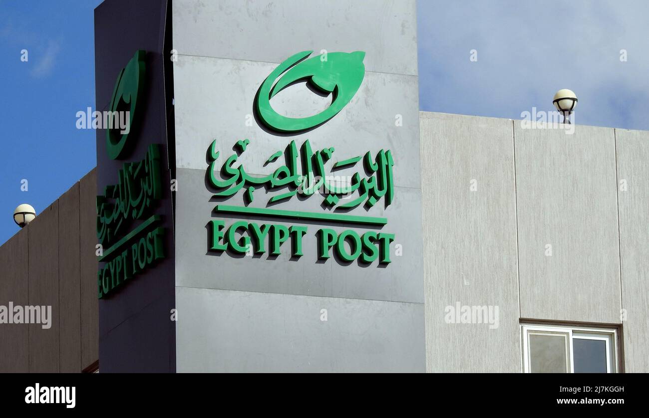 Giza, Egitto, dicembre 28 2021: Il logo della posta egiziana, traduzione del testo arabo (posta egiziana) che è un'agenzia egiziana responsabile Foto Stock