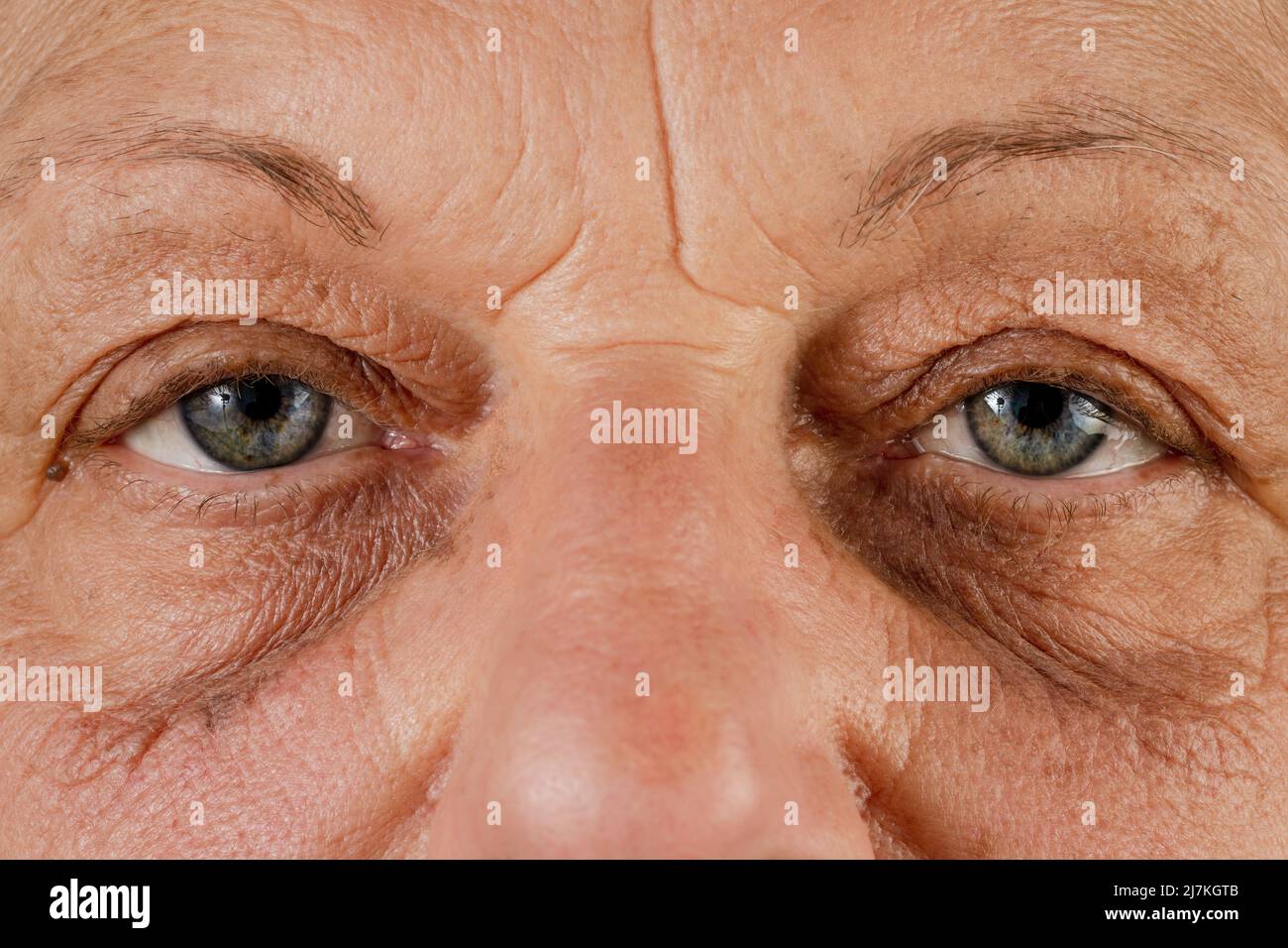 Primo piano, foto macro di una donna anziana di colore occhi, iride, pupilla, ciglia occhi, coperchi occhi. Foto di alta qualità Foto Stock