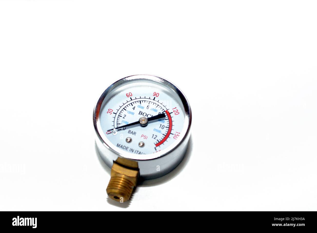Cairo, Egitto, marzo 4 2022: Fuoco selettivo di un misuratore di pressione dell'acqua 12 bar, 180 PSI, un manometro dell'acqua è uno strumento di misura di pressione th Foto Stock