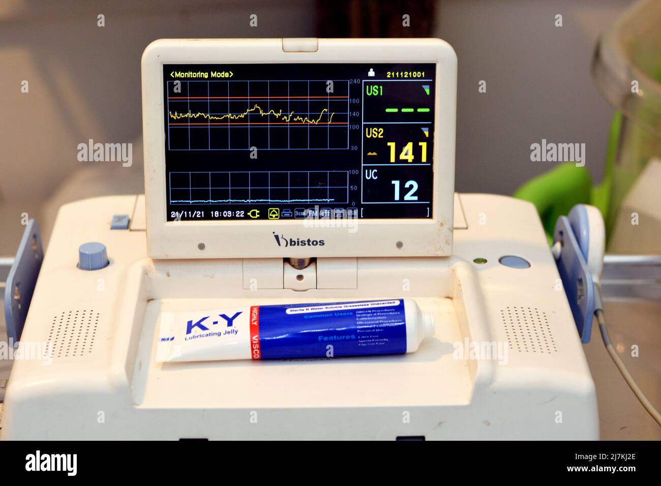 Cairo, Egitto, novembre 21 2021: Dispositivo cardiotocografico posto sull'addome della madre che registra la frequenza cardiaca fetale ottenuta tramite trasduttore a ultrasuoni, Foto Stock