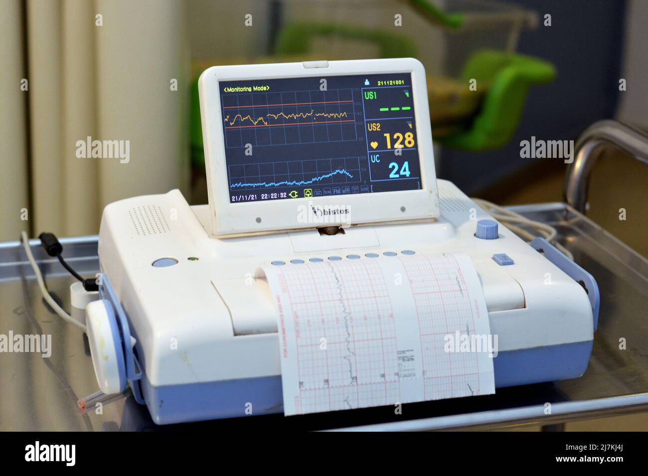 Cairo, Egitto, novembre 21 2021: Dispositivo cardiotocografico posto sull'addome della madre che registra la frequenza cardiaca fetale ottenuta tramite trasduttore a ultrasuoni, Foto Stock