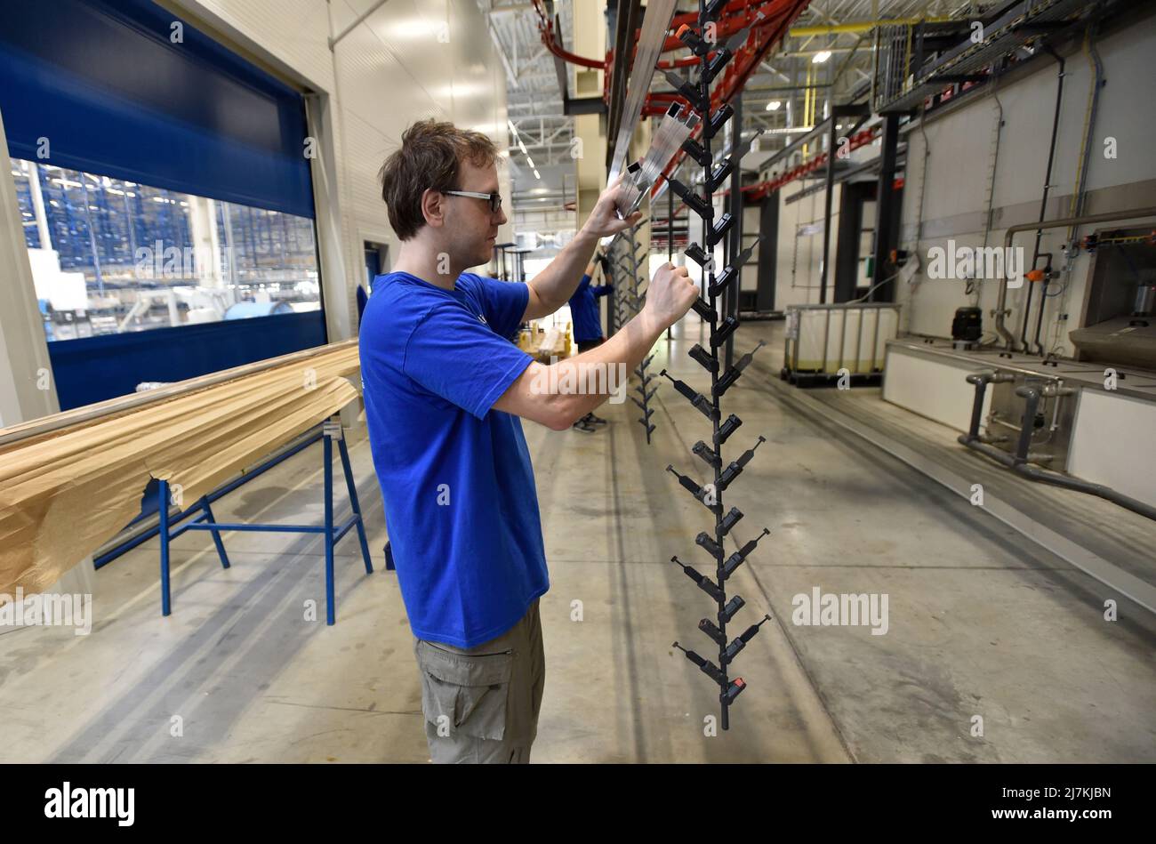 Vsetin, Repubblica Ceca. 10th maggio 2022. Il produttore di sistemi di ombreggiatura Climax ha aperto una nuova sala di produzione a Vsetin, Repubblica Ceca, il 10 maggio 2022. Credit: Dalibor Gluck/CTK Photo/Alamy Live News Foto Stock