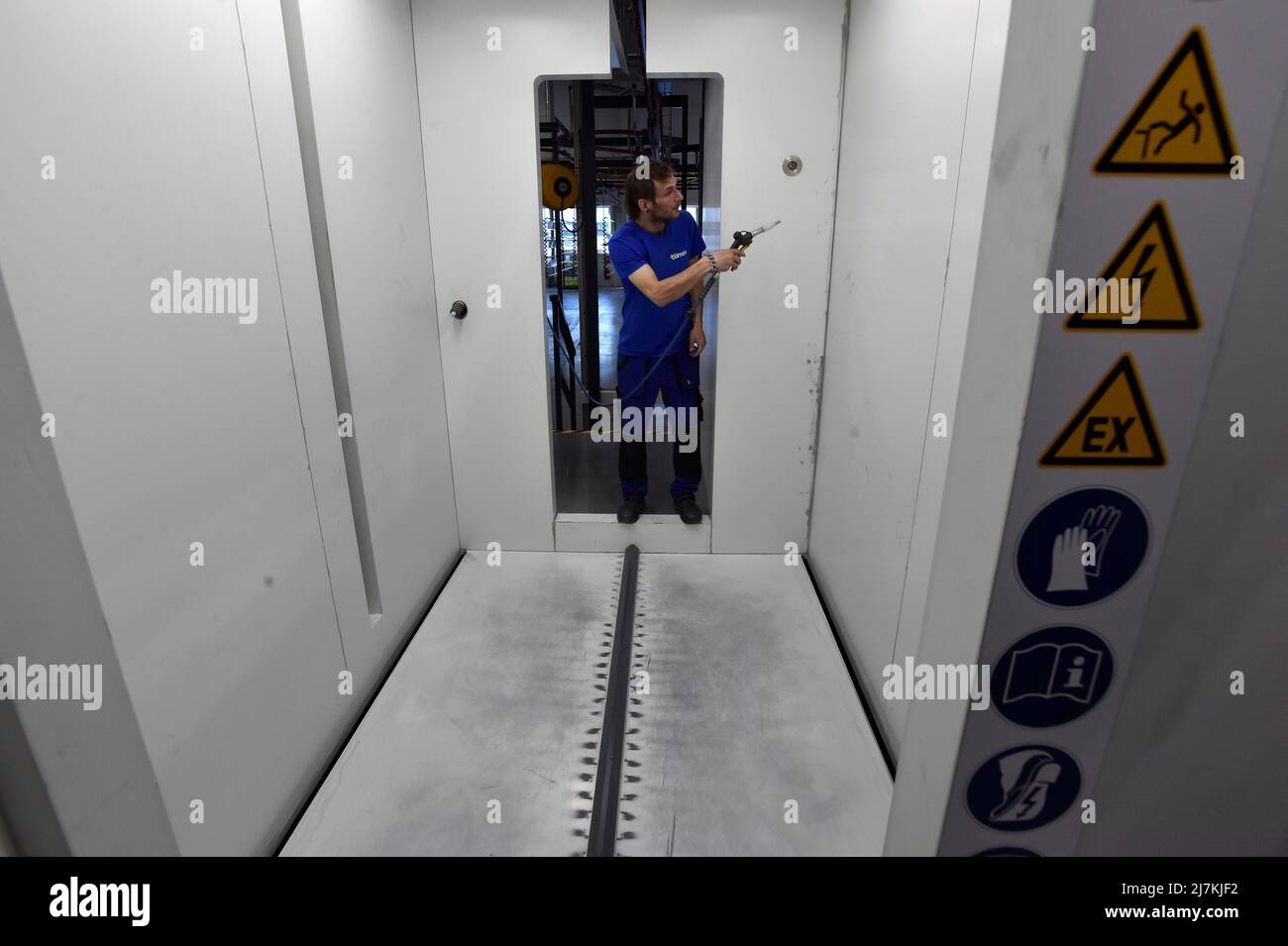 Vsetin, Repubblica Ceca. 10th maggio 2022. Il produttore di sistemi di ombreggiatura Climax ha aperto una nuova sala di produzione a Vsetin, Repubblica Ceca, il 10 maggio 2022. Credit: Dalibor Gluck/CTK Photo/Alamy Live News Foto Stock