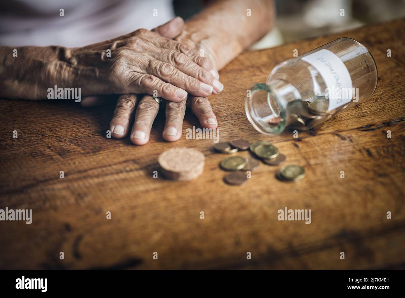 Donna anziana in pensione e il suo risparmio in un vaso Foto Stock