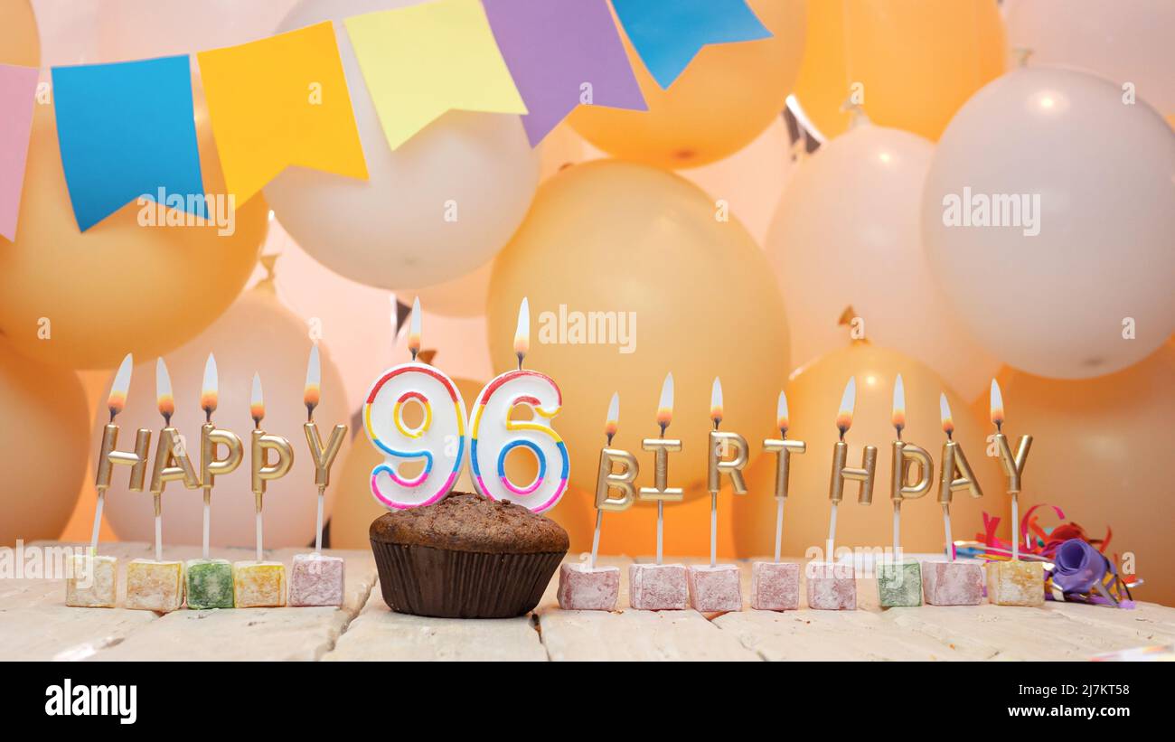 Buon compleanno ad un bambino dalle lettere dorate delle candele che bruciano sullo sfondo dei miei palloncini. Bella tessera di compleanno Foto Stock