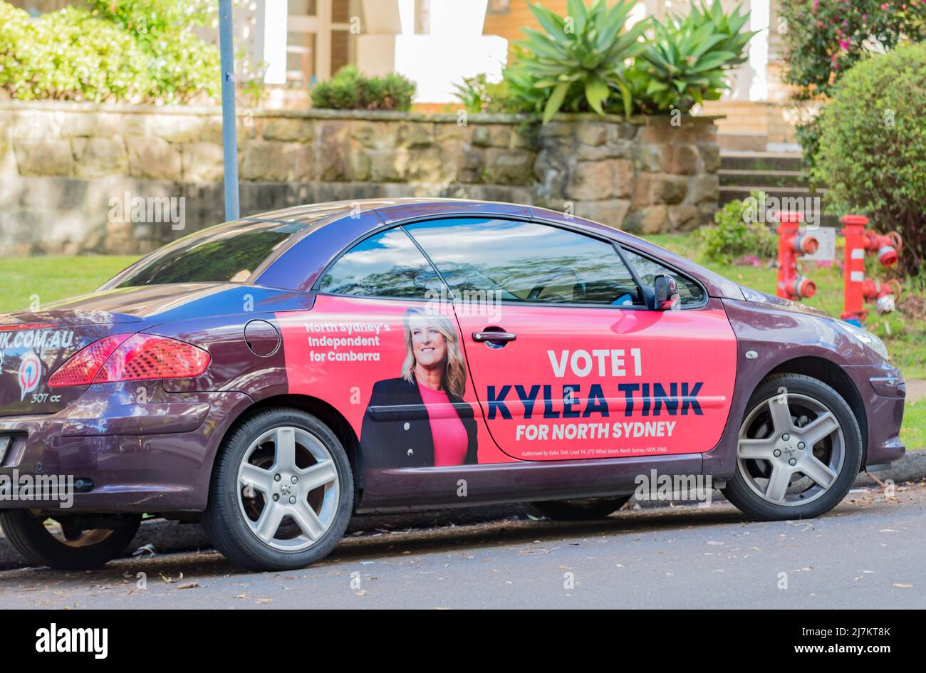 Chatswood, Sydney, Australia 10th maggio 2022: Una vettura coperta da un grande poster che dice agli elettori di votare 1 per il candidato federale indipendente, Kylea Tink Foto Stock