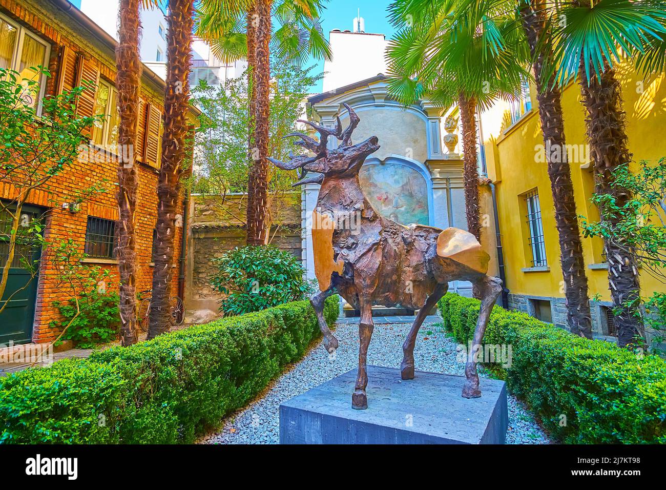 LUGANO, SVIZZERA - 25 MARZO 2022: Giardino di Palazzo Riva, decorato con sculture di cervi di Nag Arnoldi, il 25 marzo a Lugano Foto Stock