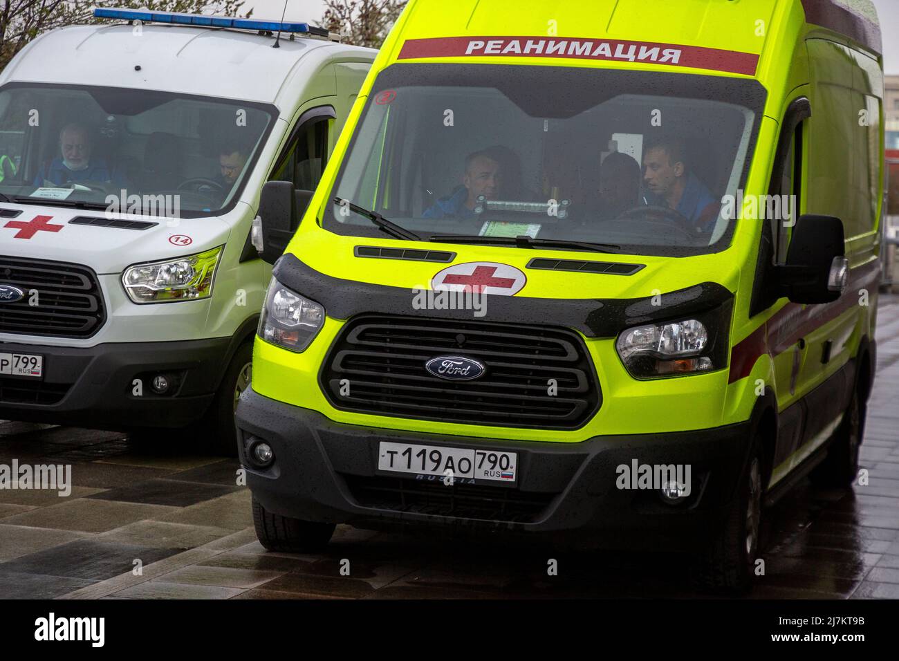 Mosca, Russia. 9th maggio 2022. Le ambulanze si trovano su una strada per garantire la sicurezza durante gli eventi di festa nel centro di Mosca in Russia Foto Stock
