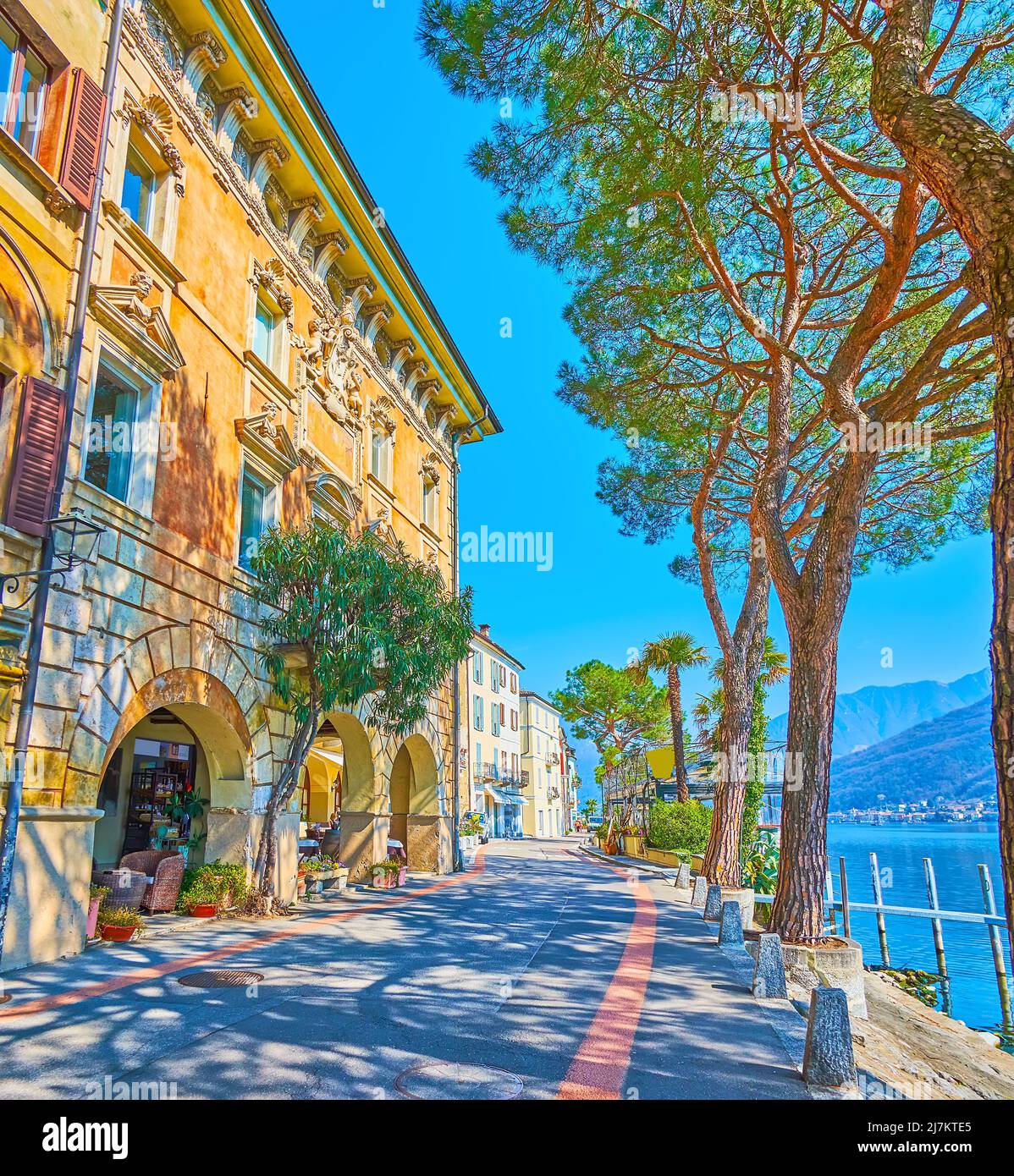L'edificio storico ornato con portici, sculture in muratura e pareti sul lungofiume di Riva da la Tor del Lago di Lugano, Morcote, Svizzera Foto Stock