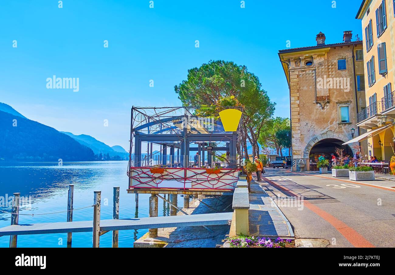 La vista sul lago degli edifici storici e delle montagne del villaggio di Morcote, situato sul Lago di Lugano, in Svizzera Foto Stock