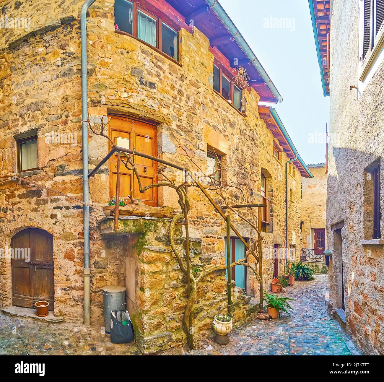 Esplora il labirinto di strade medievali con vecchie case in pietra nel villaggio collinare di Morcote, Svizzera Foto Stock