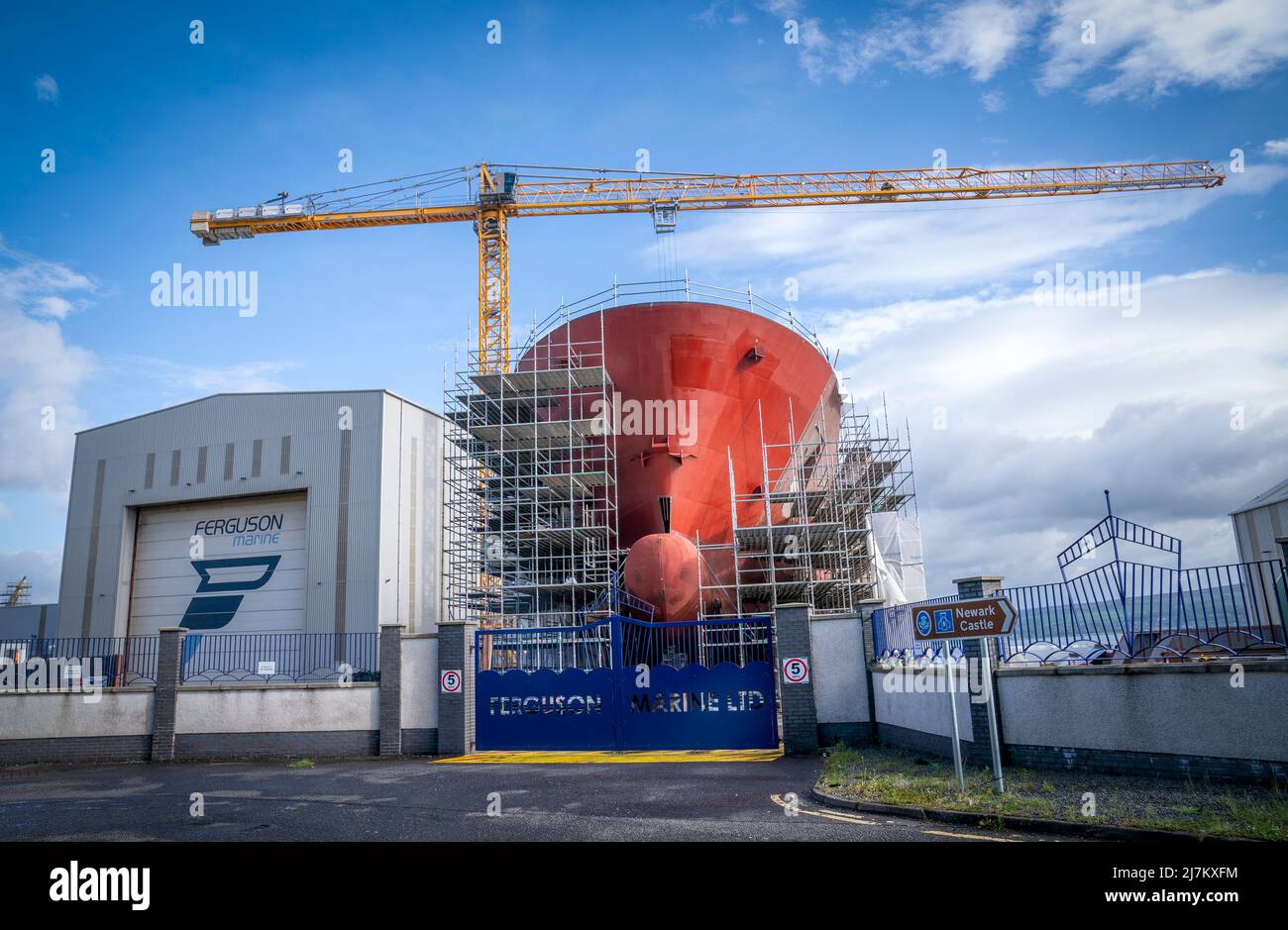 Uno dei due traghetti Caledonian Macbrayne è stato costruito nel cantiere navale Ferguson Marine di Port Glasgow, Inverclyde. Durante la costruzione di due traghetti su contratto per CalMac, la compagnia di traghetti pubblica scozzese, Ferguson Marine Engineering Ltd è stata messa in amministrazione a causa dell'aumento dei costi e del ritardo della costruzione. Il governo scozzese ha nazionalizzato il cantiere nel dicembre 2019 rinominandolo Ferguson Marine (Port Glasgow) Holdings per salvare posti di lavoro e il contratto. Data foto: Martedì 10 maggio 2022. Foto Stock