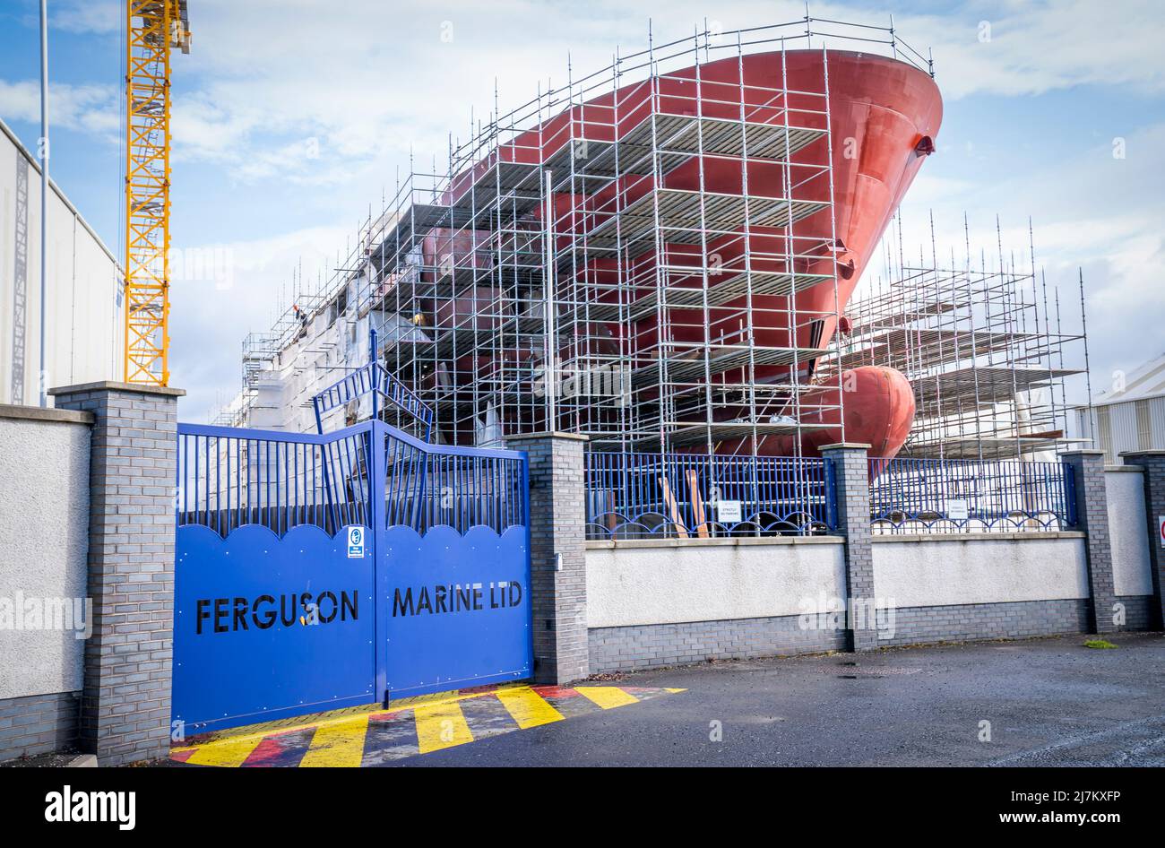 Uno dei due traghetti Caledonian Macbrayne è stato costruito nel cantiere navale Ferguson Marine di Port Glasgow, Inverclyde. Durante la costruzione di due traghetti su contratto per CalMac, la compagnia di traghetti pubblica scozzese, Ferguson Marine Engineering Ltd è stata messa in amministrazione a causa dell'aumento dei costi e del ritardo della costruzione. Il governo scozzese ha nazionalizzato il cantiere nel dicembre 2019 rinominandolo Ferguson Marine (Port Glasgow) Holdings per salvare posti di lavoro e il contratto. Data foto: Martedì 10 maggio 2022. Foto Stock