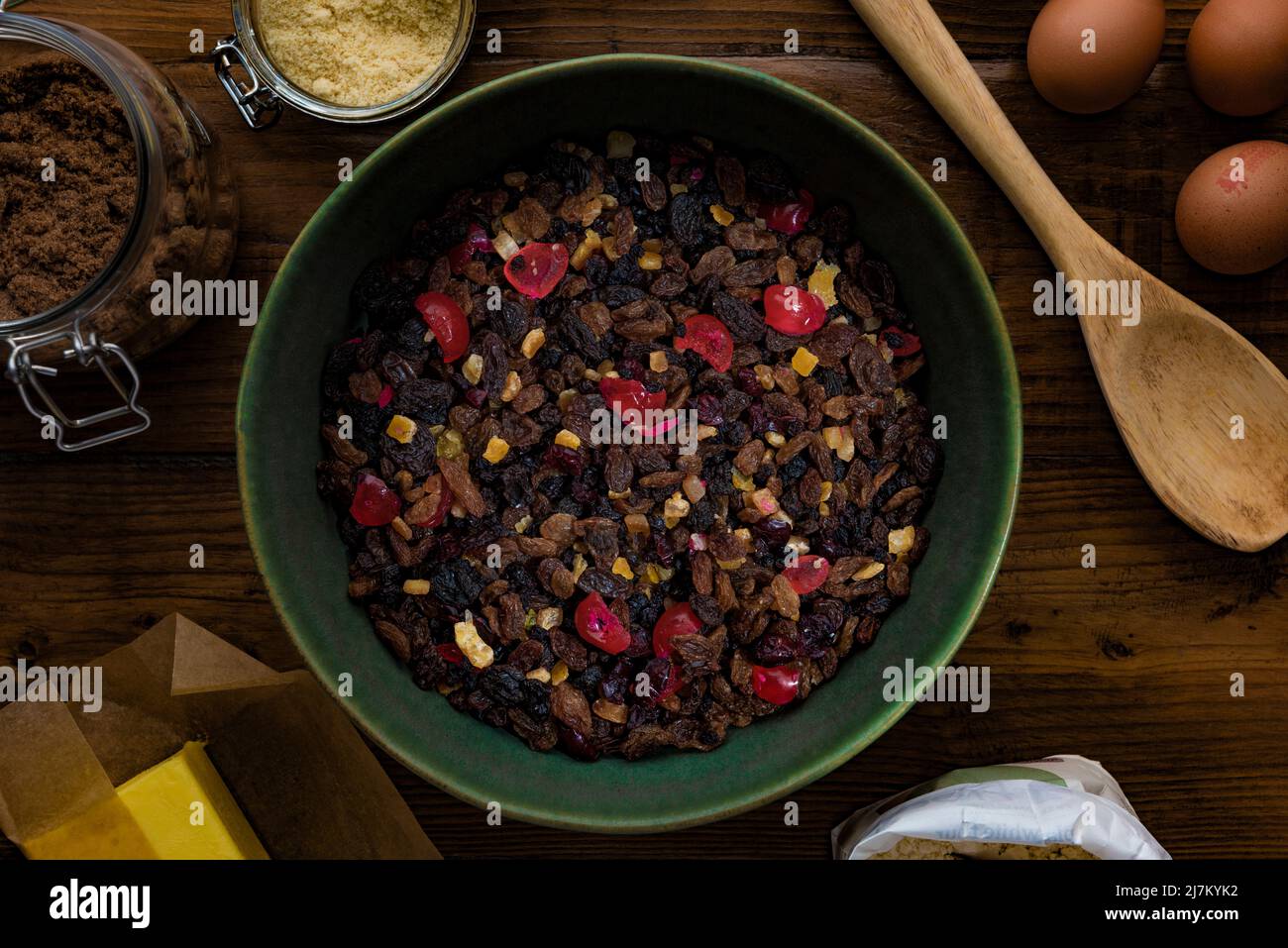 Composizione di posa piatta su una tavola di legno scuro di ingredienti pronti per preparare una torta di frutta. Foto Stock