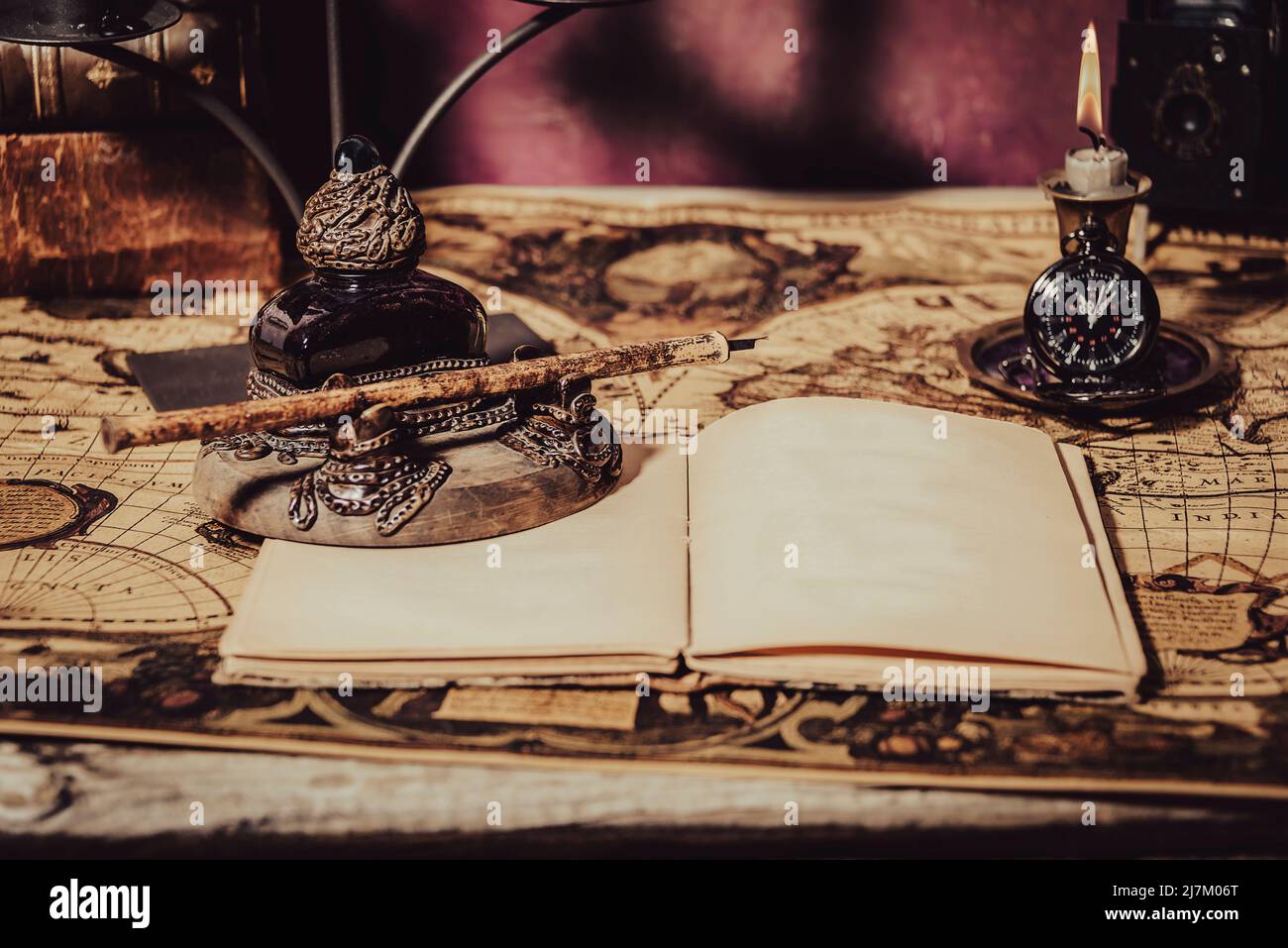 Carta da parati vintage con spazio copia. Scrivania antica con inkwell e penna scrivere un libro su un piano. Foto Stock