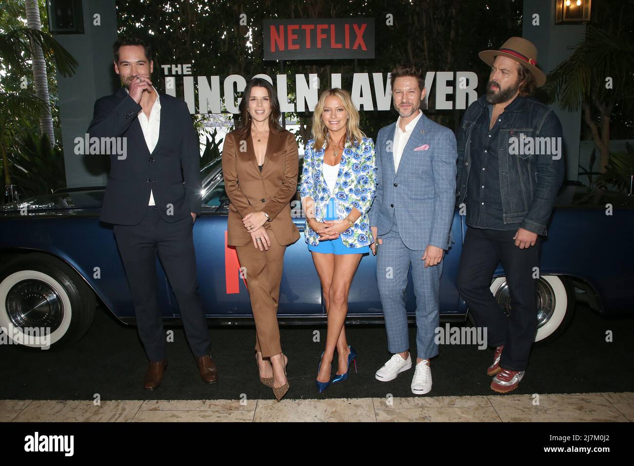 West Hollywood, CA. 9th maggio 2022. Manuel Garcia-Rulfo, neve Campbell, Becki Newton, Michael Graziadei, Angus Sampson alla Netflix Premiere del Lincoln Lawyer a Londra a West Hollywood, California, il 9 maggio 2022. Credit: Faye Sadou/Media Punch/Alamy Live News Foto Stock