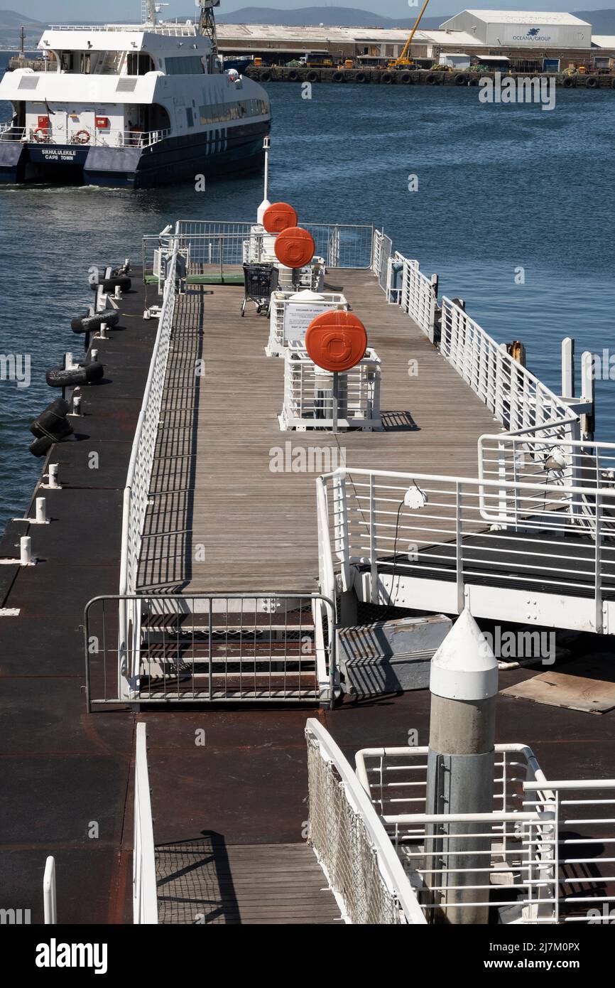 Città del Capo Sud Africa. 2022. Molo di arrivo e partenza per la spedizione nel porto di Città del Capo. Sudafrica. Foto Stock