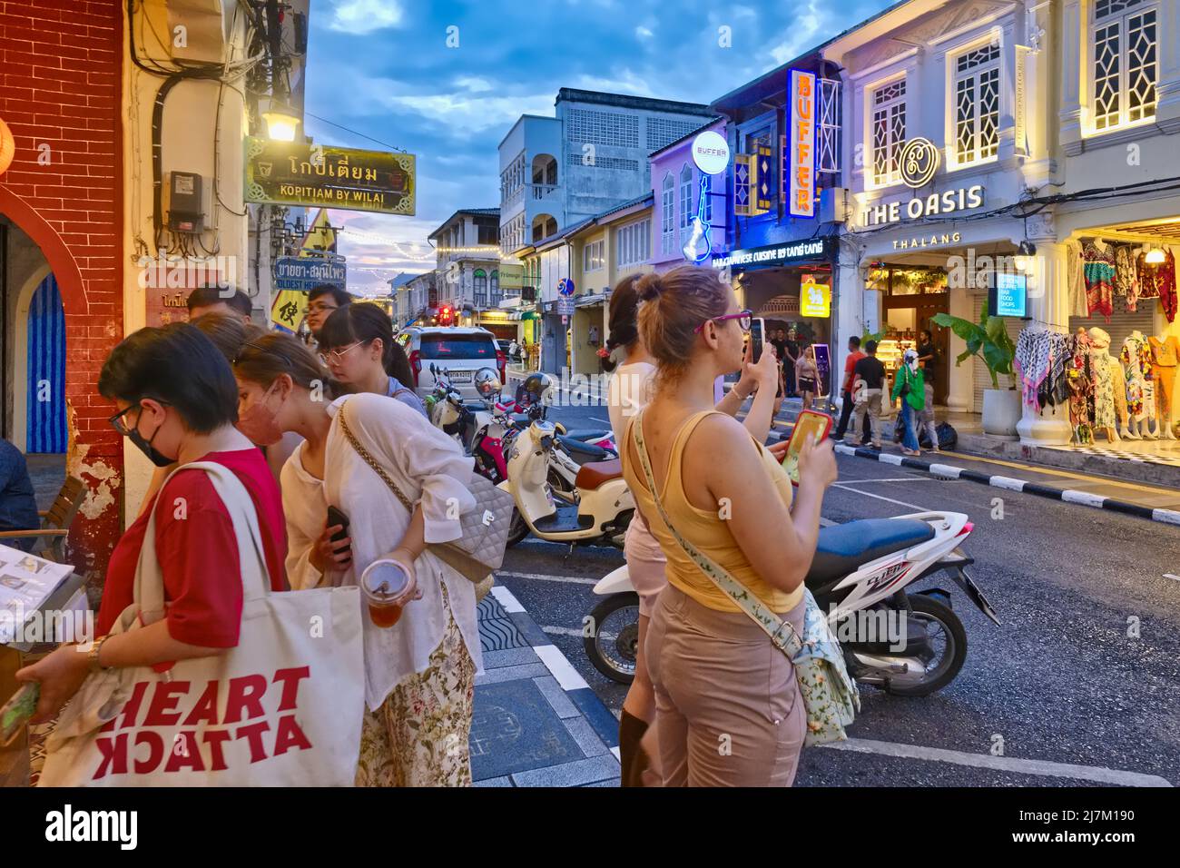 Post-Covid, turisti stranieri e nazionali in Thalang Road nella zona della Città Vecchia di Phuket, Thailandia, stanno godendo una serata fuori Foto Stock