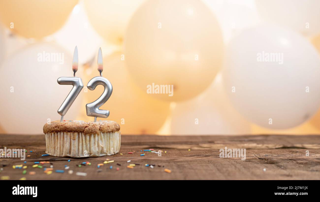 Buon compleanno carta con una candela in un cupcake sullo sfondo di palloncini. Spazio copia buon compleanno con cupcake cifra Foto Stock