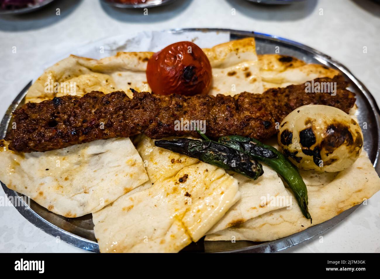 Adana Kebab, cucina tradizionale turca con carne di kebab, verdure sul piatto ad Adana, Turchia Foto Stock