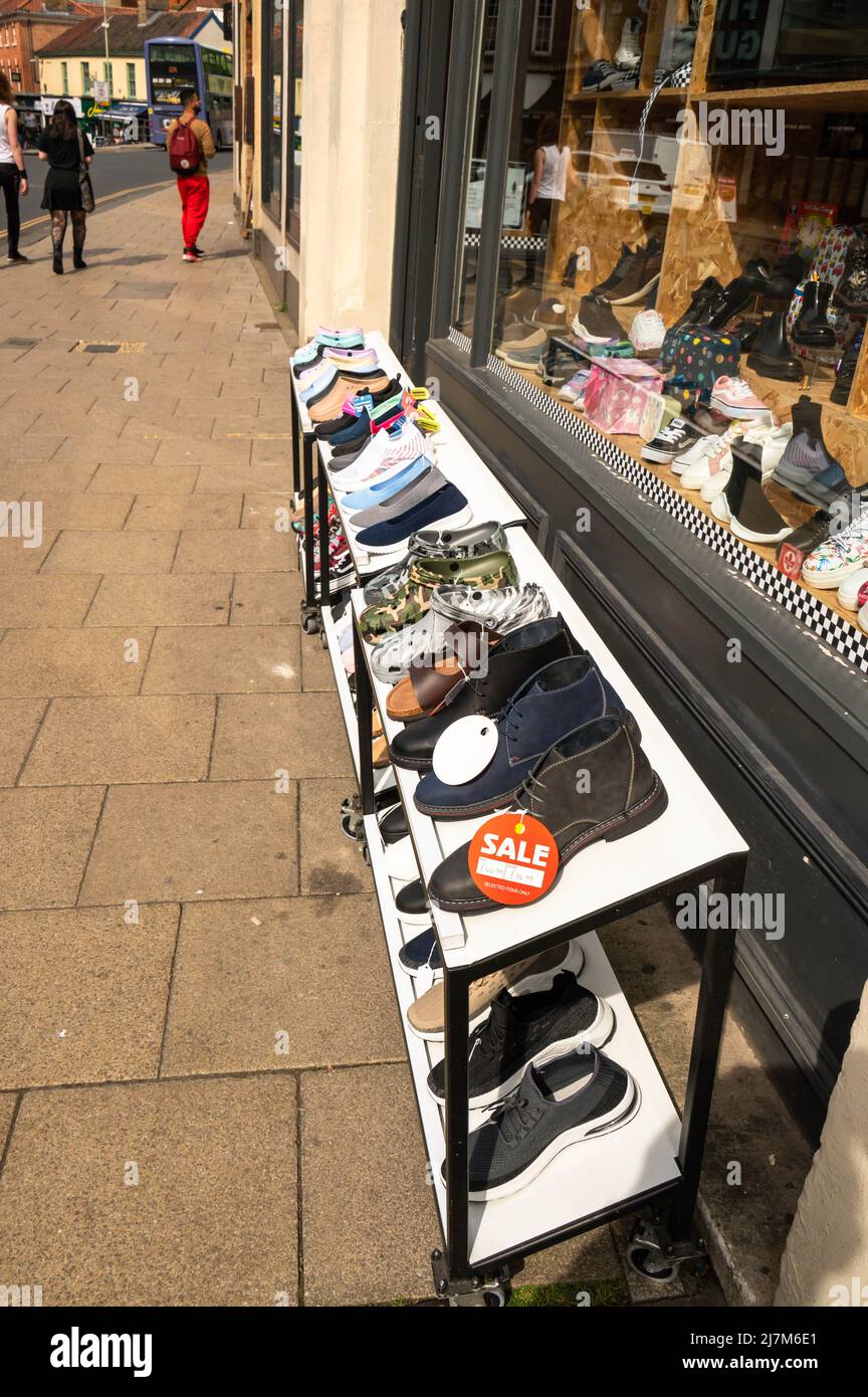 Negozio di calzature esterne nel centro di Norwich Norfolk che mostra le scarpe esposte fuori dal negozio Foto Stock