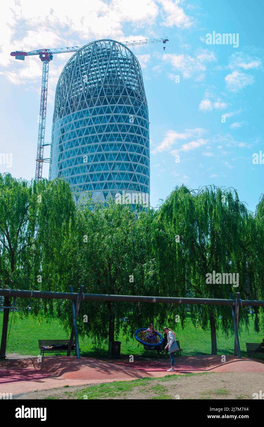 Unipol torre vista dalla Biblioteca degli Alberi (BAM), parco situato tra Piazza Gae Aulenti. Campi fioriti. Milano, Italia Foto Stock