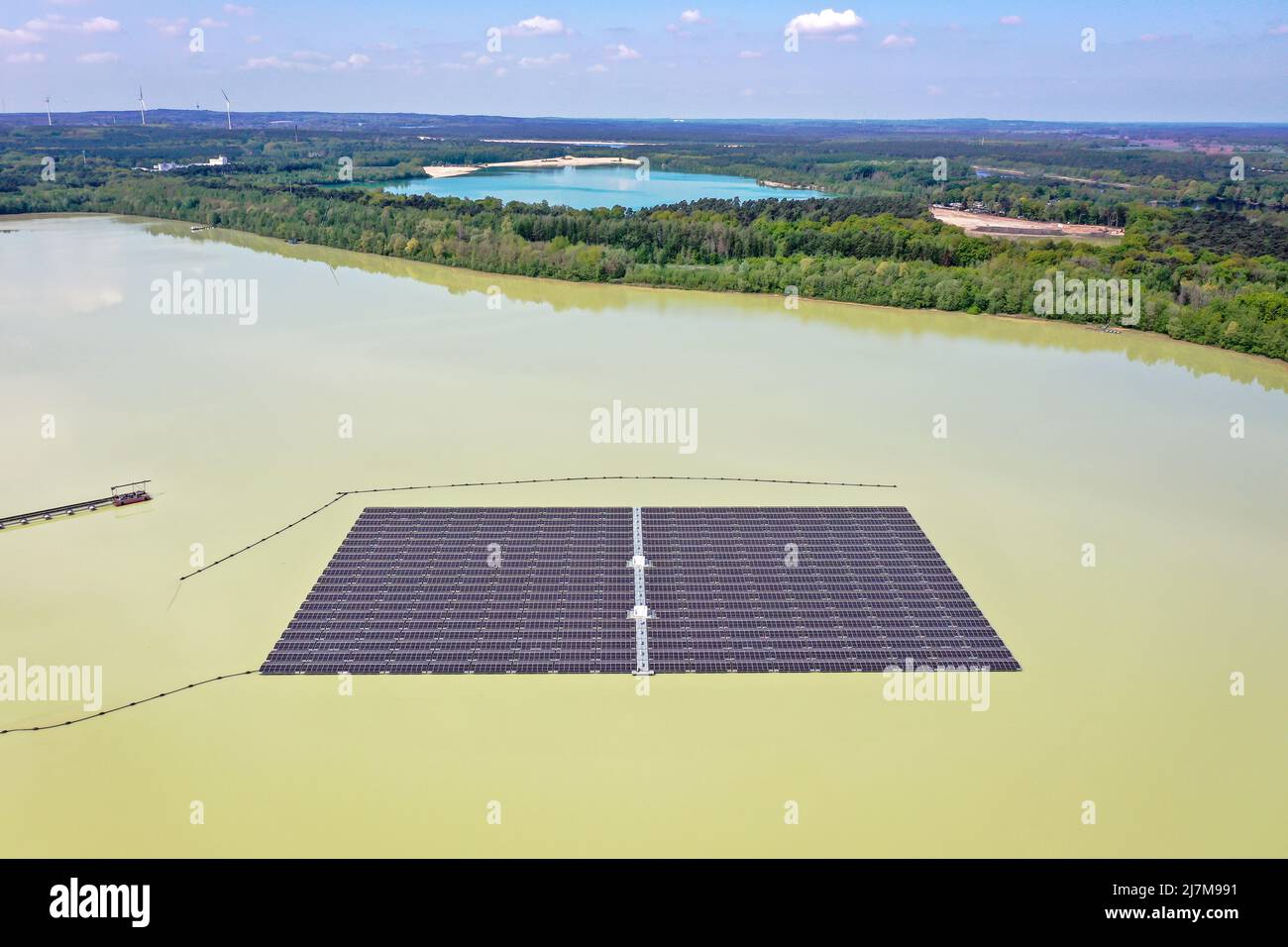 Haltern am See, Renania settentrionale-Vestfalia, Germania - il più grande parco solare galleggiante della Germania. 5.800 elementi fotovoltaici producono 3 milioni di kilowattora Foto Stock