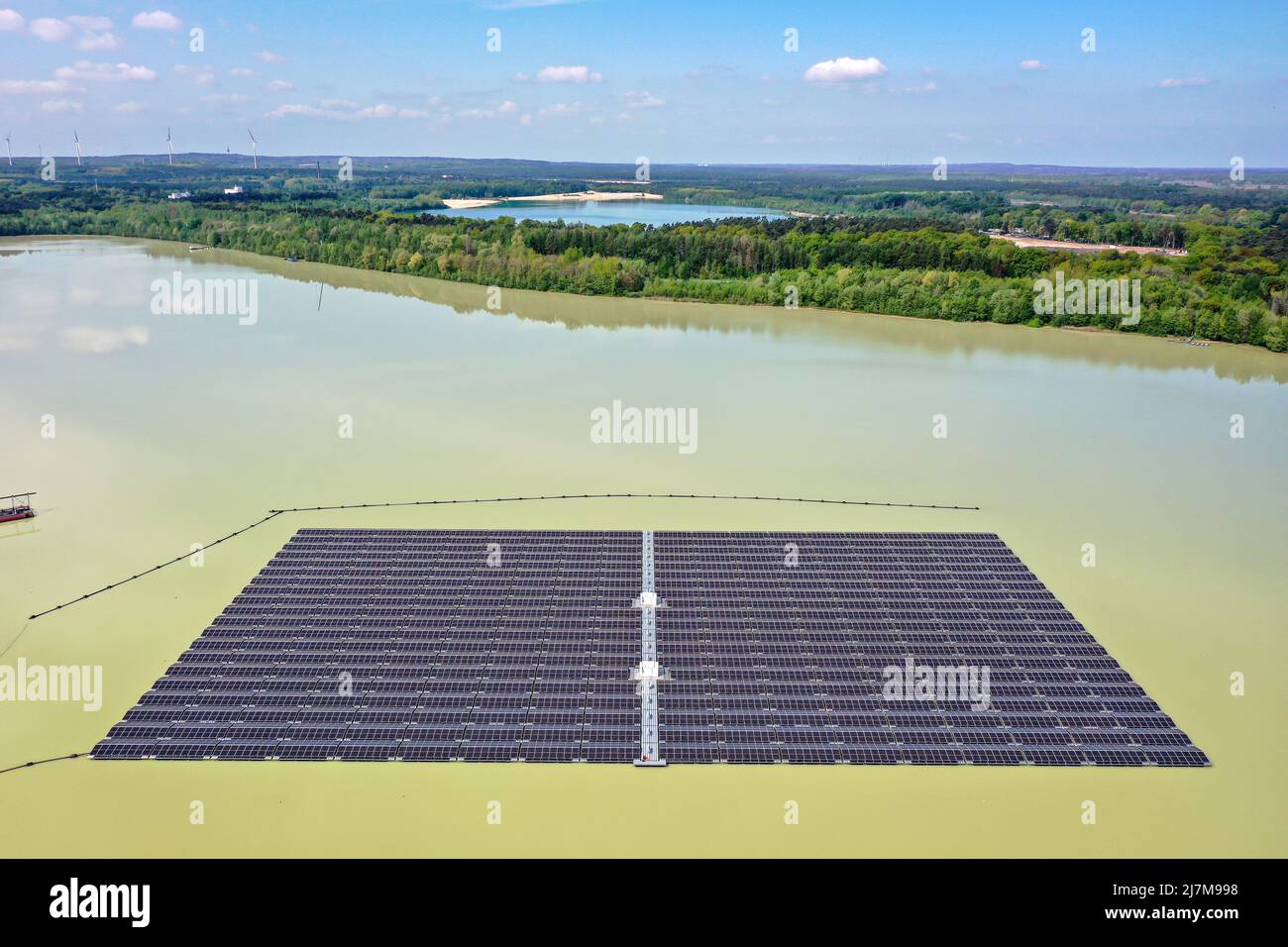 Haltern am See, Renania settentrionale-Vestfalia, Germania - il più grande parco solare galleggiante della Germania. 5.800 elementi fotovoltaici producono 3 milioni di kilowattora Foto Stock