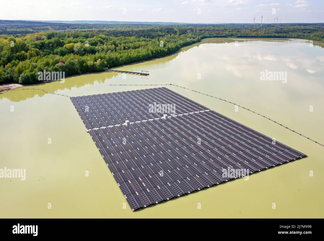 Haltern am See, Renania settentrionale-Vestfalia, Germania - il più grande parco solare galleggiante della Germania. 5.800 elementi fotovoltaici producono 3 milioni di kilowattora Foto Stock