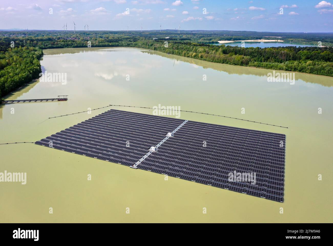 Haltern am See, Renania settentrionale-Vestfalia, Germania - il più grande parco solare galleggiante della Germania. 5.800 elementi fotovoltaici producono 3 milioni di kilowattora Foto Stock