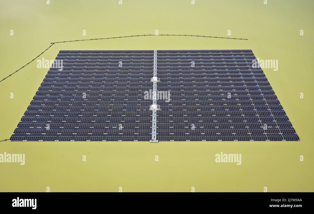 Haltern am See, Renania settentrionale-Vestfalia, Germania - il più grande parco solare galleggiante della Germania. 5.800 elementi fotovoltaici producono 3 milioni di kilowattora Foto Stock