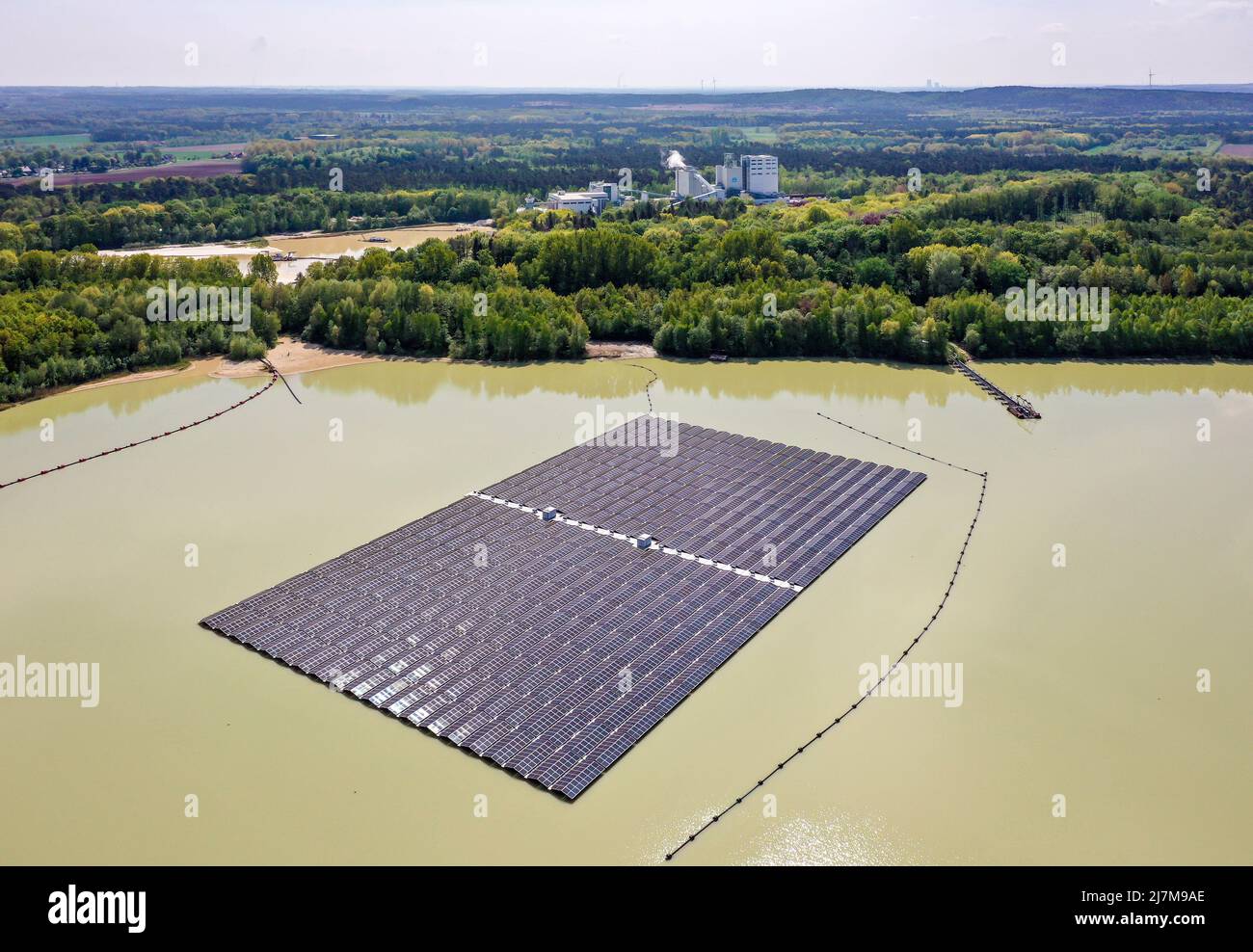 Haltern am See, Renania settentrionale-Vestfalia, Germania - il più grande parco solare galleggiante della Germania. 5.800 elementi fotovoltaici producono 3 milioni di kilowattora Foto Stock